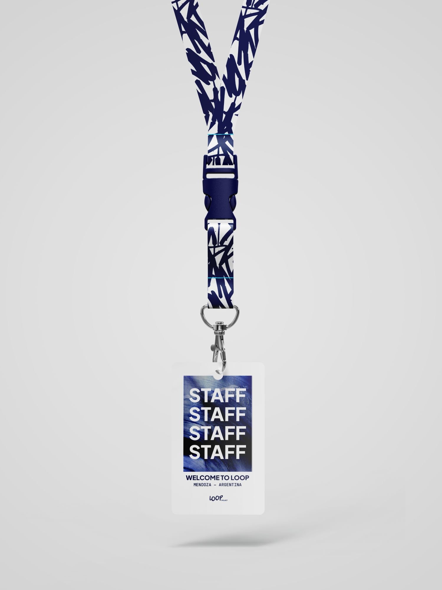 Credencial de staff de Loop Project colgando de su cinta